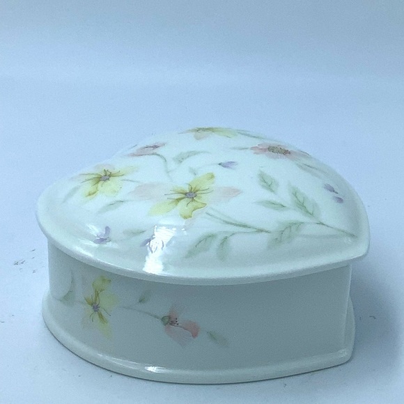 Mikasa Pastel Garden Heart Shaped Trinket Box - Picture 3 of 9
